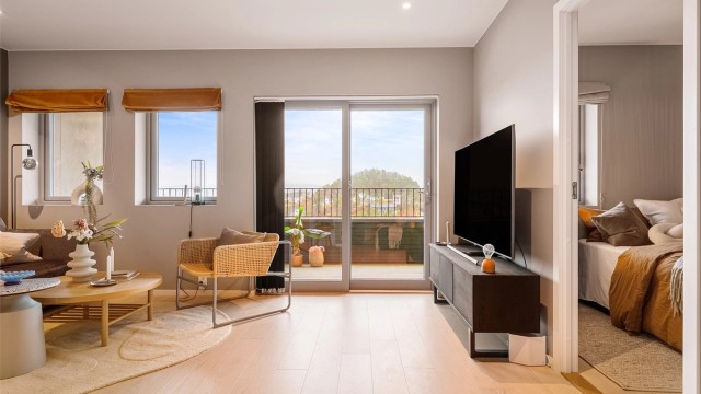 - Det er gangavstand til bussholdeplass like nedenfor leiligheten, butikk, skole og barnehage -