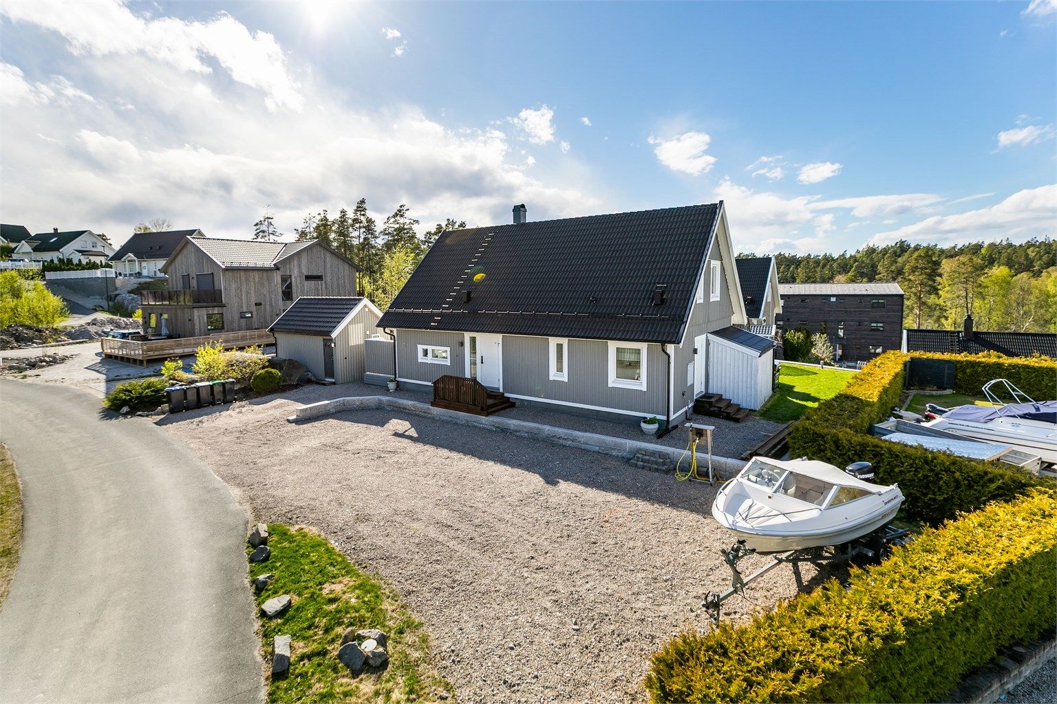 Boligen er en meget familievennlig modell av typen Kalmar fra SmålandsVillan, oppført i 2010. Fasaden er malt i senere år.
Fotograf; Børge Oppegård.