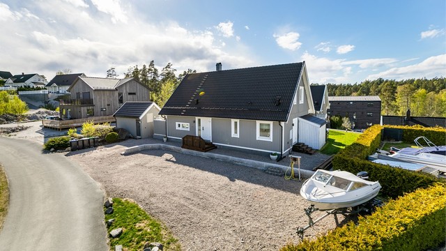 Boligen er en meget familievennlig modell av typen Kalmar fra SmålandsVillan, oppført i 2010. Fasaden er malt i senere år.
Fotograf; Børge Oppegård.