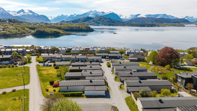 Nærområdet består hovedsakelig av frittliggende eneboliger og konsentrerte boliger