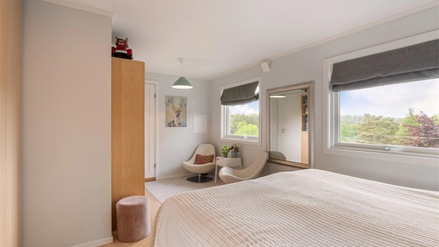 Nytt master bedroom ble etablert i 2018 og er tilknyttet etasjens bad.