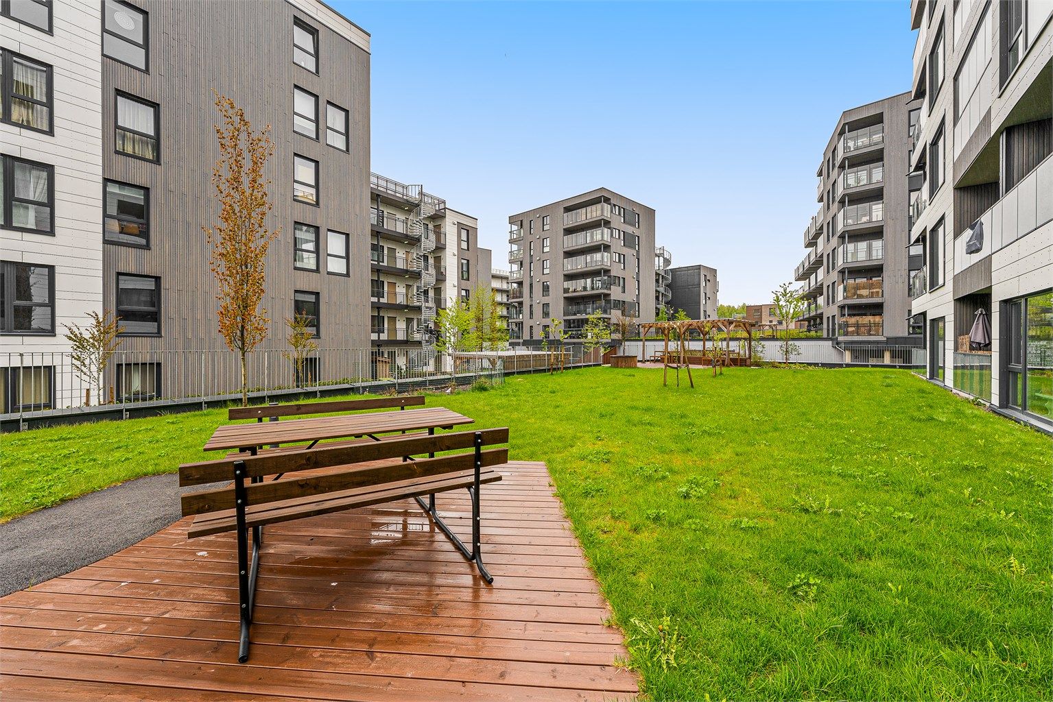Området er barnevennlig med lekeplass og kort vei til både barnehage og skole.