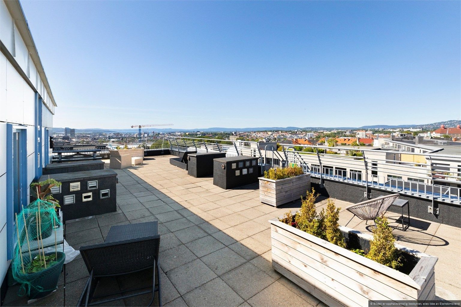 Solrik, felles takterrasse med heisadkomst for beboerne. Bilde er lånt fra forrige annonse og ble tatt på sommeren.
