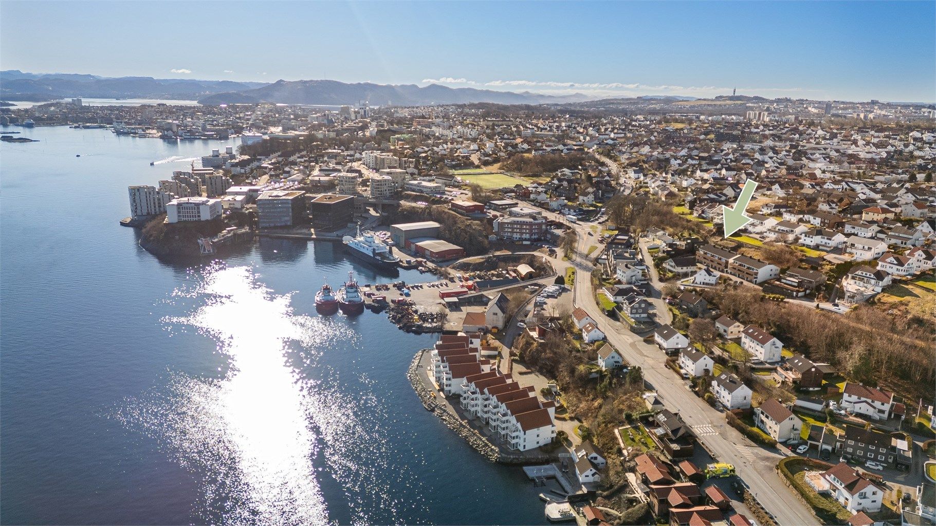 Leiligheten ligger i kort gange fra BI, mens det også kun er en kort tur til Stavanger sentrum. Skoler, barnehager og idrettsanlegg er også like i nabolaget.