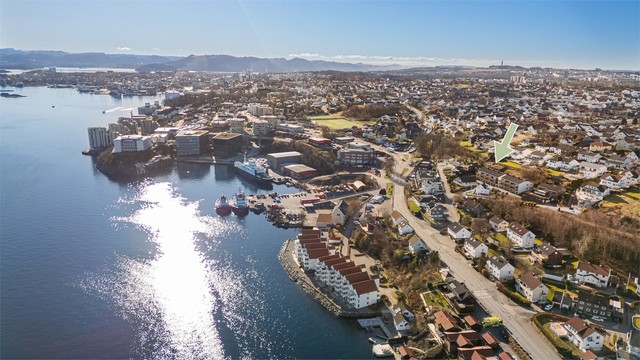 Leiligheten ligger i kort gange fra BI, mens det også kun er en kort tur til Stavanger sentrum. Skoler, barnehager og idrettsanlegg er også like i nabolaget.