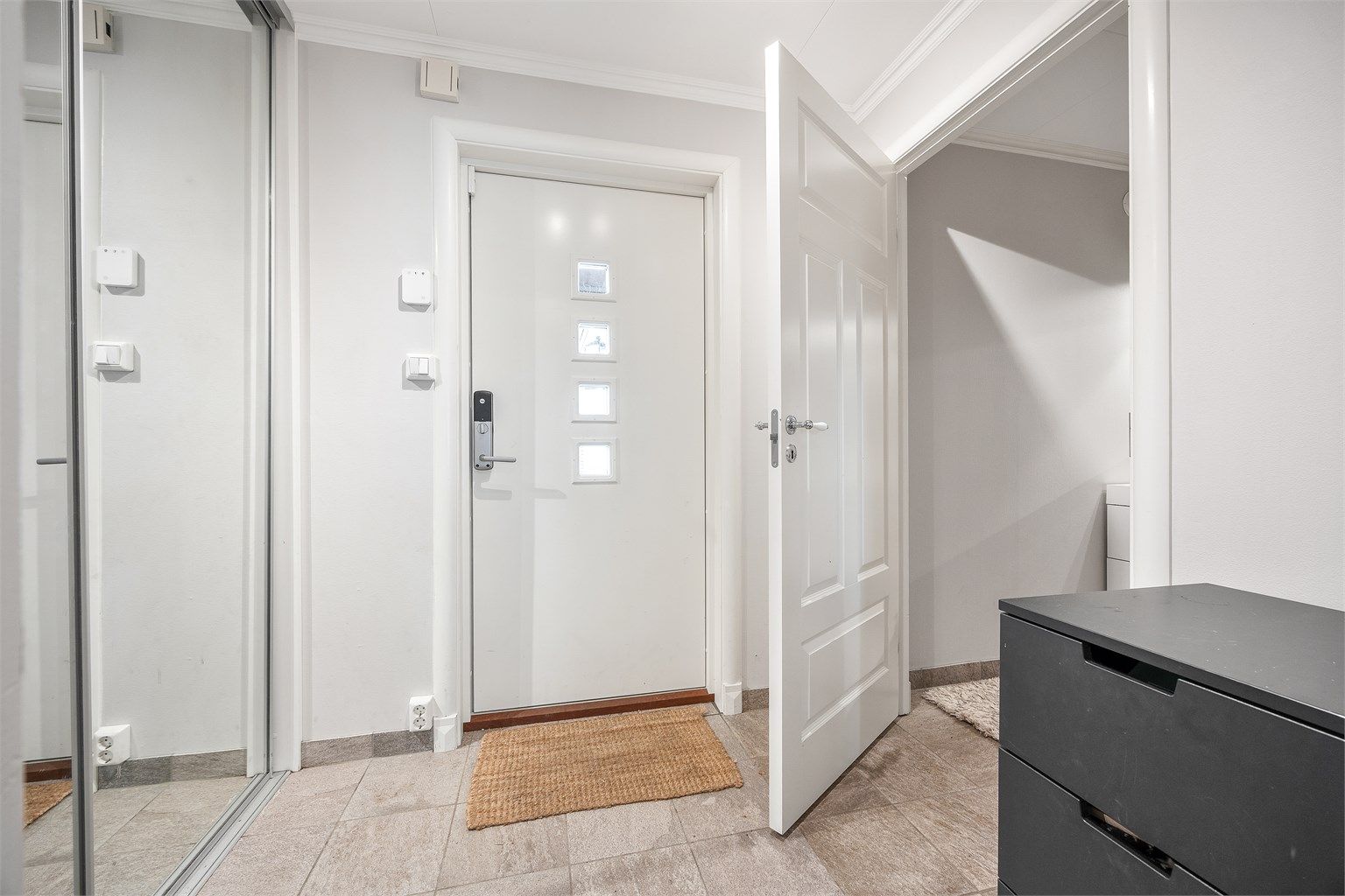 Boligen ønsker deg velkommen med en hyggelig lys entré med flislagt gulv med varmekabler samt rikelig med oppbevaring i skyvedørsgarderobe