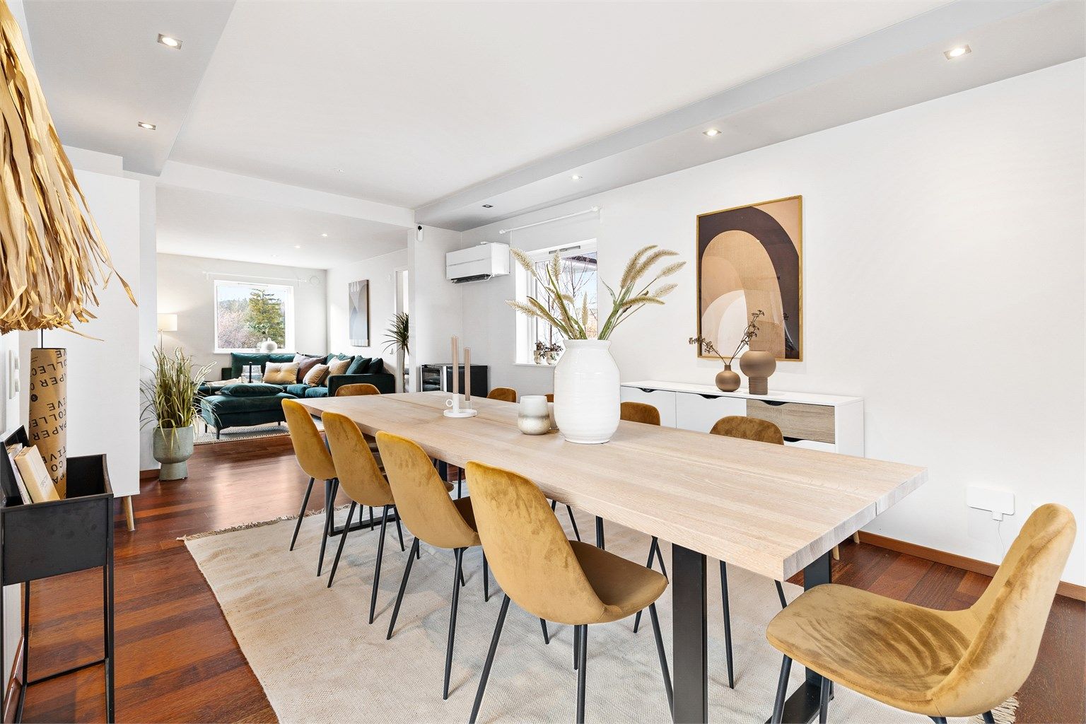 Fra spisestuen er det direkte utgang til terrasseplatting og hage. 