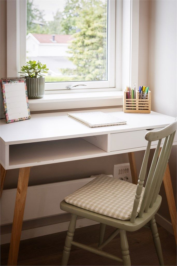 Praktisk arbeidsplass ved vinduet – perfekt for hjemmekontor eller en rolig studieplass.