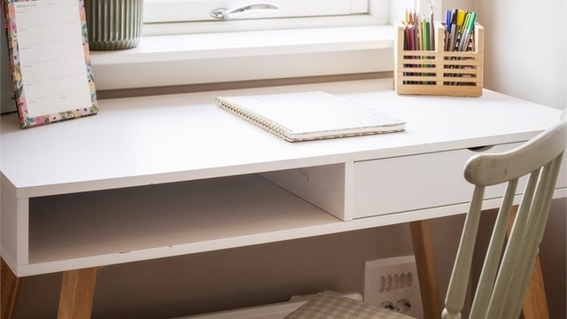 Praktisk arbeidsplass ved vinduet – perfekt for hjemmekontor eller en rolig studieplass.