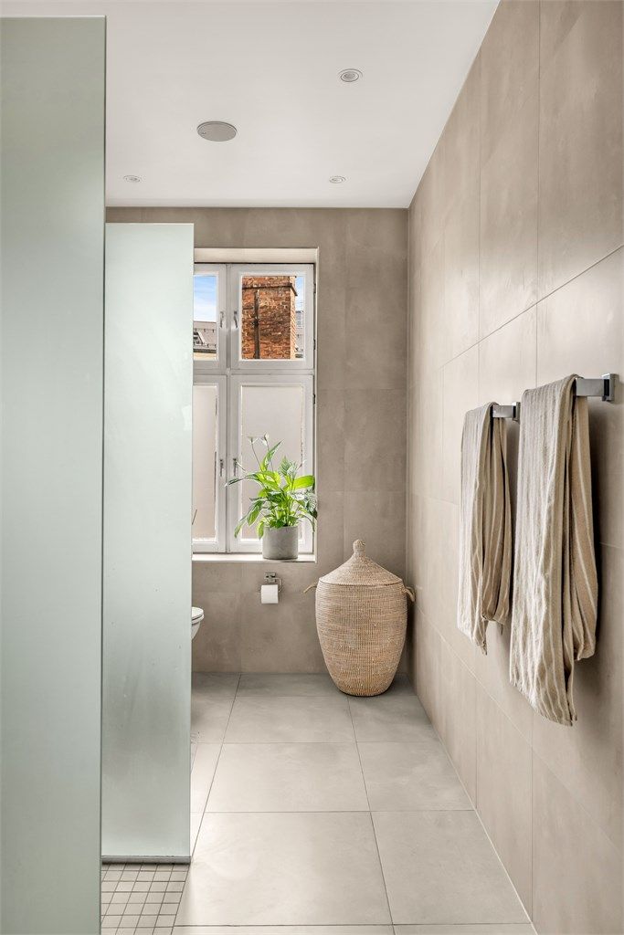 Badet er innredet med servantskap med ettgreps blandebatteri, vegghengt toalett med innebygget sisterne, speil med lys, avskjermet dusjhjørne med glass, blandebatteri og dusjgarnityr. 