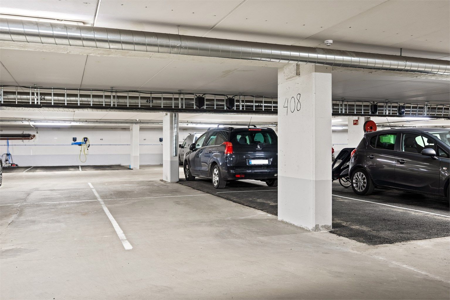 Egen nummerert parkeringsplass i felles garasjeanlegg i kjelleren.