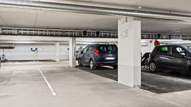 Egen nummerert parkeringsplass i felles garasjeanlegg i kjelleren.
