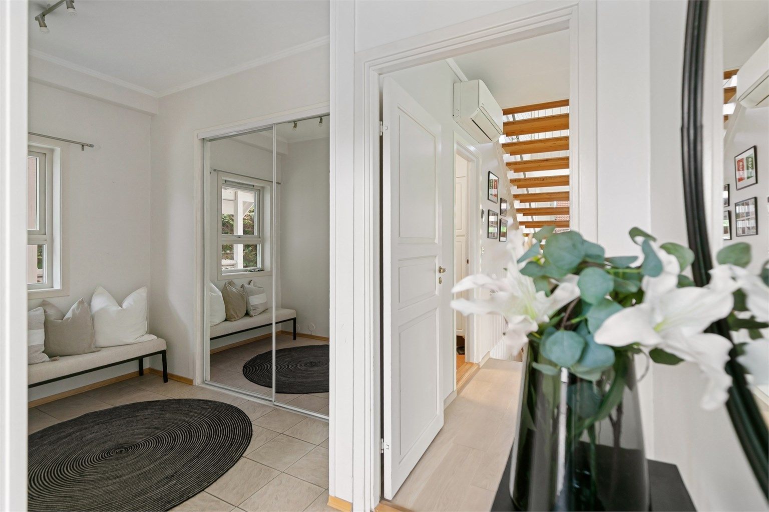 God plass til oppbevaring av yttertøy i skyvedørsgarderobe ved inngangen.