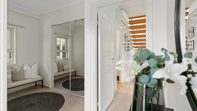 God plass til oppbevaring av yttertøy i skyvedørsgarderobe ved inngangen.