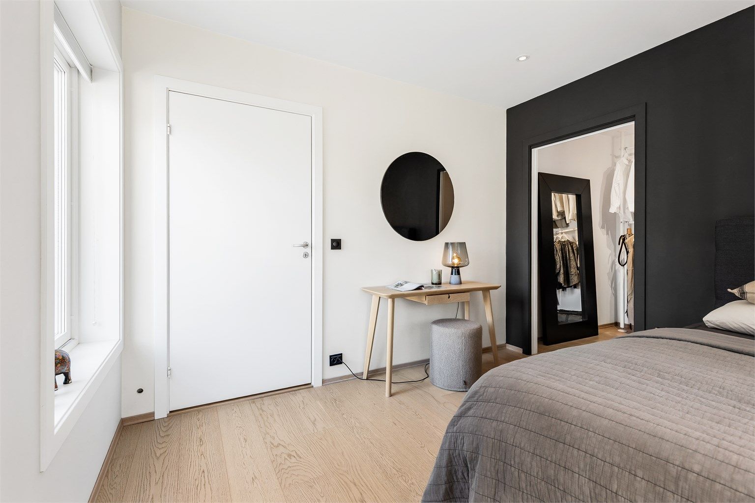 I 1.etasje finner du hovedsoverommet med eget walk-in-closet. Her er det god plass til dobbeltseng med nattbord på hver side, samt garderobeskap, kommode eller skrivebord.
