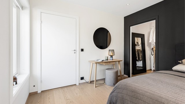 I 1.etasje finner du hovedsoverommet med eget walk-in-closet. Her er det god plass til dobbeltseng med nattbord på hver side, samt garderobeskap, kommode eller skrivebord.