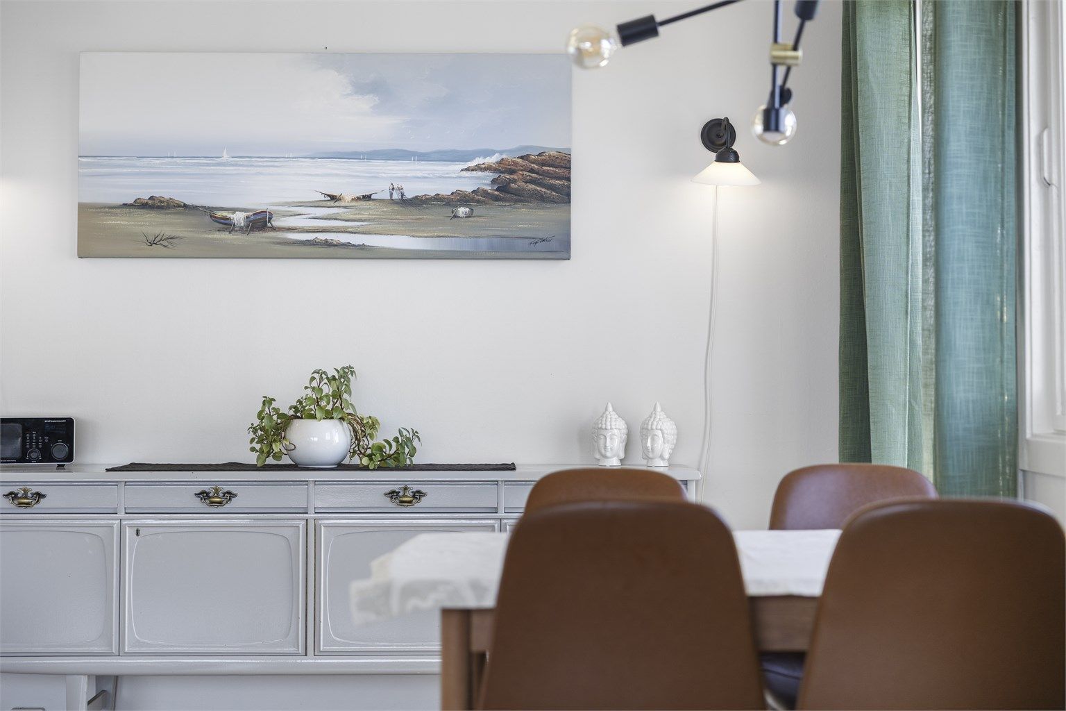 Detalj fra spiseplassen, som er en del av det store, sosiale allrommet.