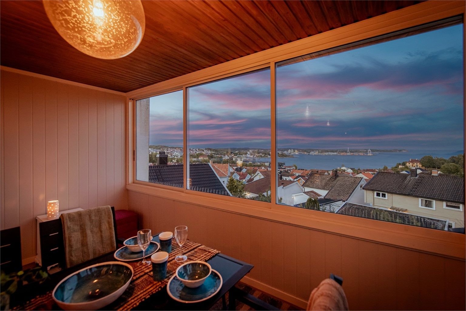 Måltidene kan også nytes i utestuen med denne fantastiske utsikten