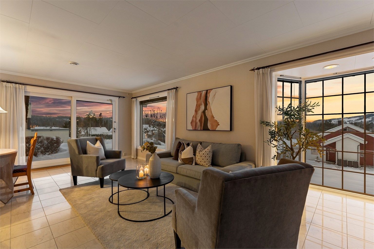 Vinduene er fra byggeåret med rammer og karmer av tre og to-lags glass.