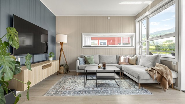 Åpen kjøkken- og stueløsning med sofaområde samt spiseplass.