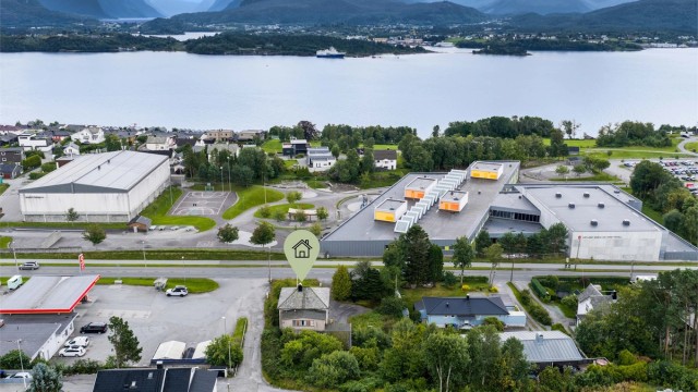 Dronebilde av eiendommen tatt fra nord mot sør
Foto: Geir Srisoi