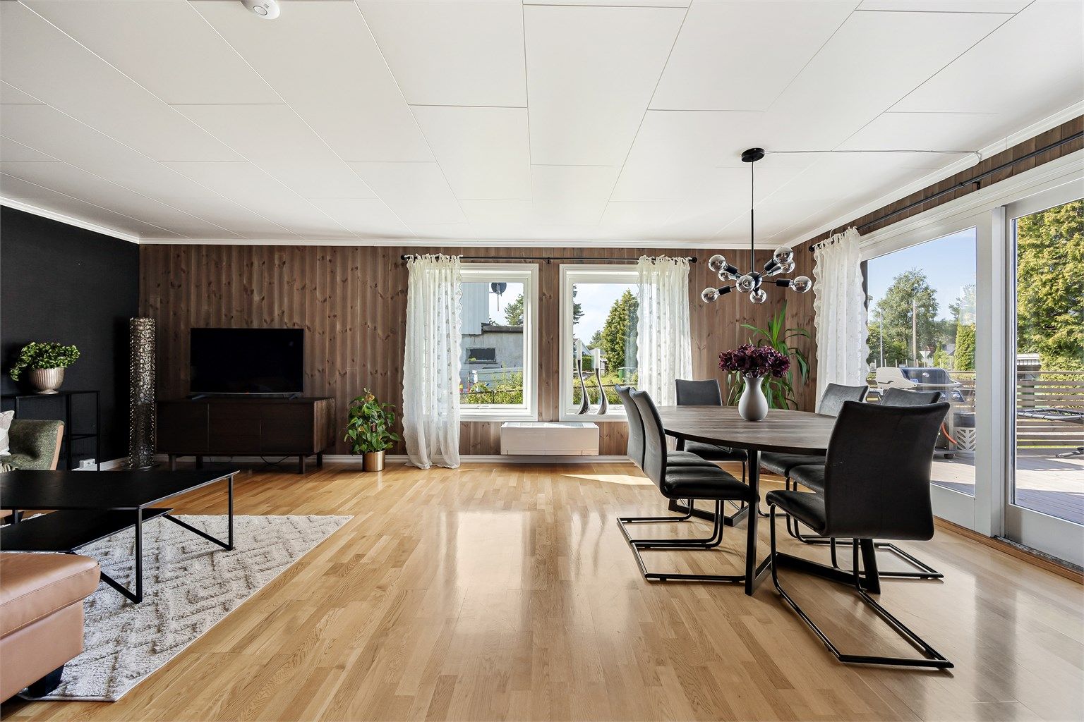 Stue og spisestue med parkettgulv og direkte utgang til en terrasse på 36 m².