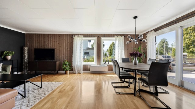 Stue og spisestue med parkettgulv og direkte utgang til en terrasse på 36 m².