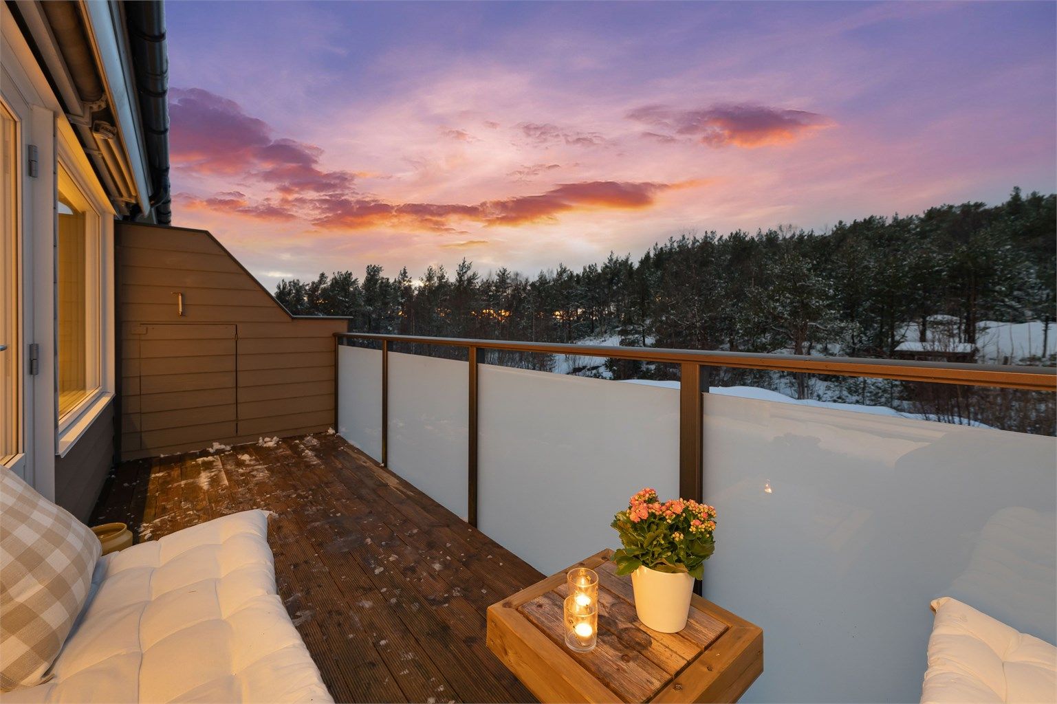 Balkongen er på hele 9 m² har flott utsikt mot grønne og rolige omgivelser 