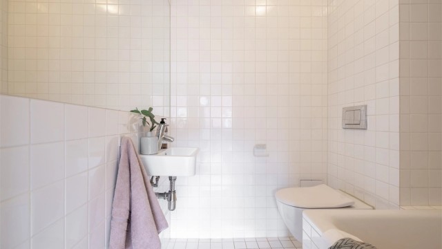 Lekkert flislagt baderom med varmekabler.