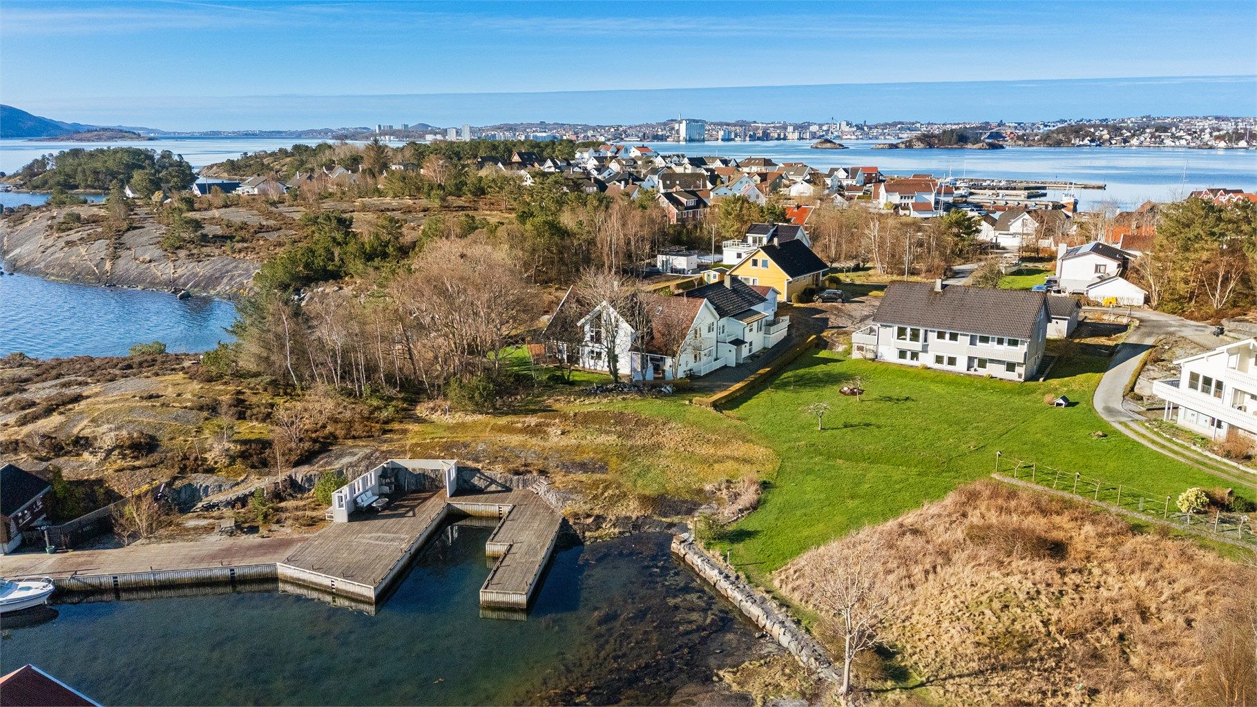 Eiendommen ligger skjermet til, med god avstand til naboer.