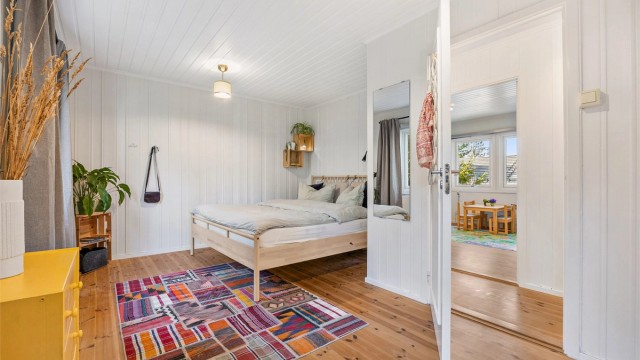 Hovedsoverommet er av god størrelse.