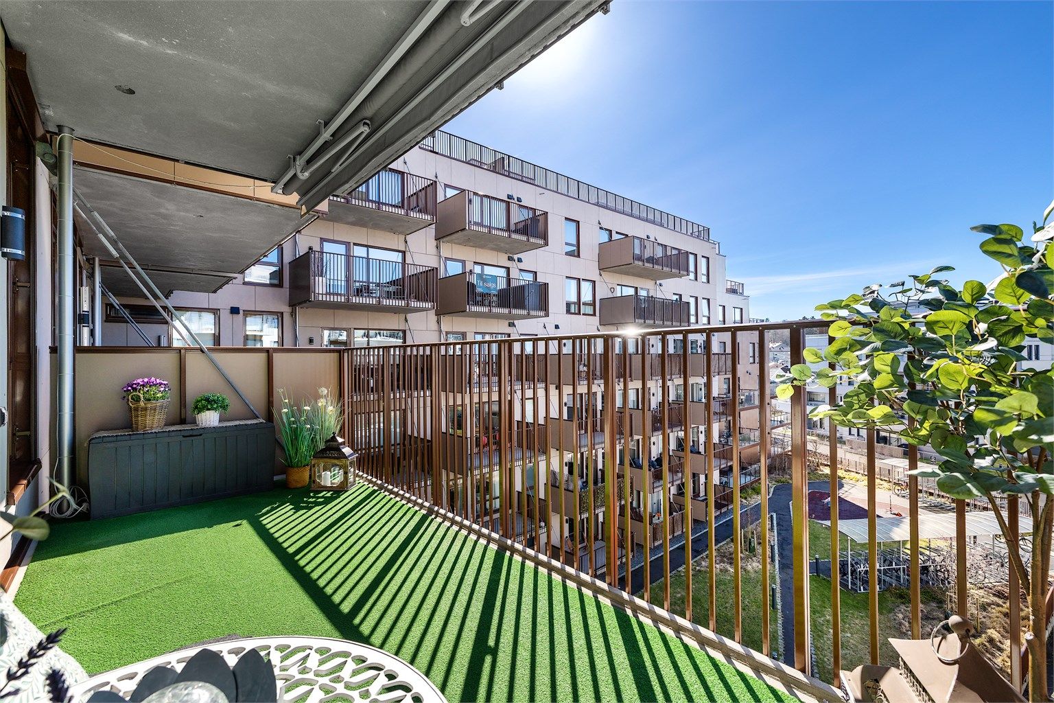 Det er markise for solskjerming på de varmeste dagene.  