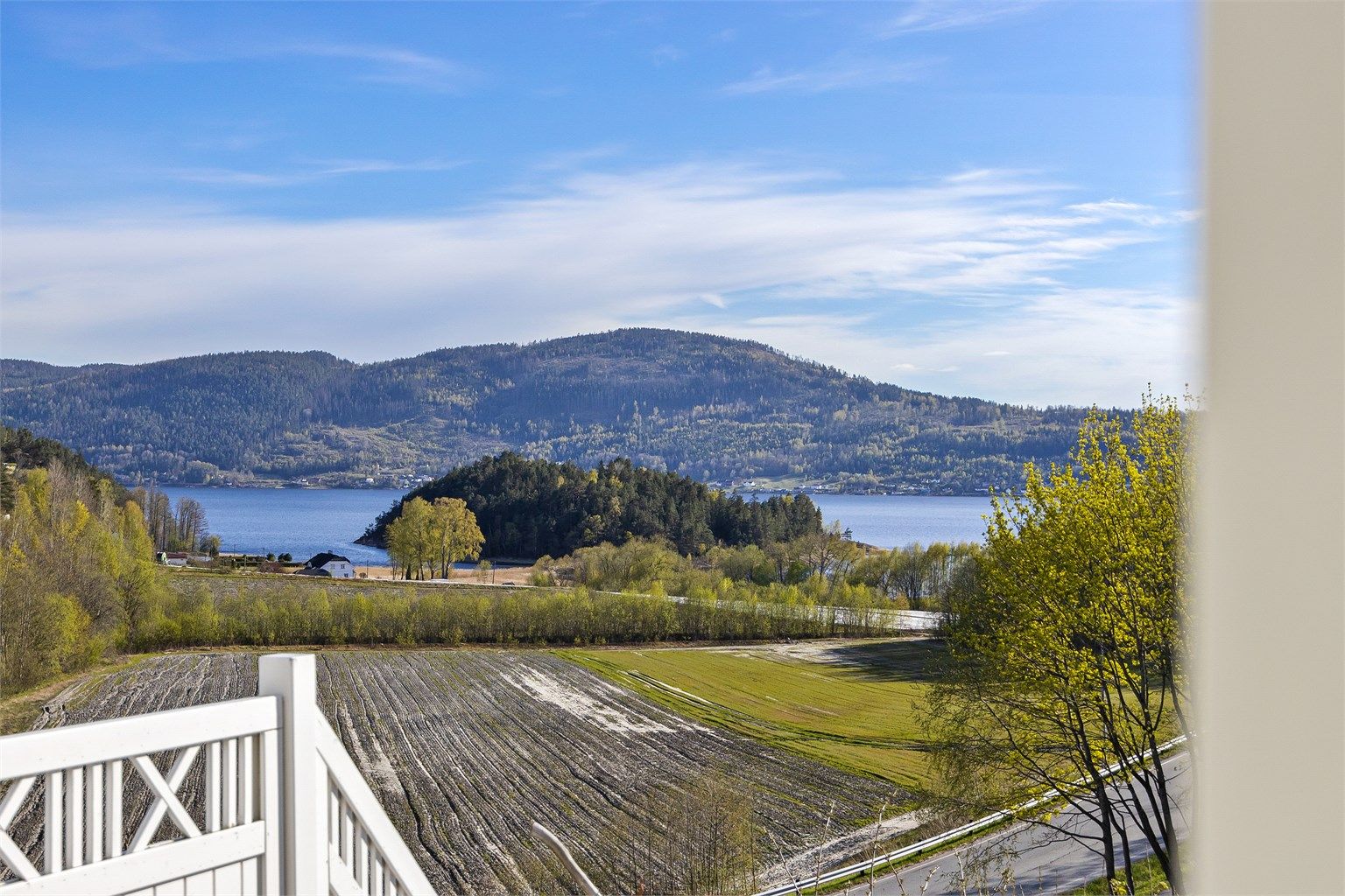 Utsikten strekker seg over jordene og ut mot Drammensfjorden.