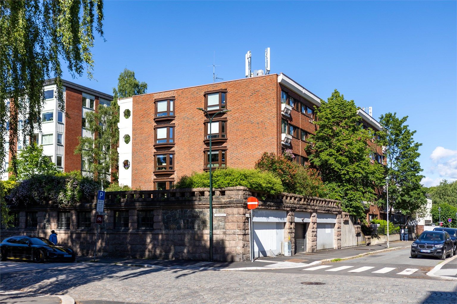 Tidemands gate er en av Frogners klassiske adresser, preget av vakre bygårder, grønne forhager og rolige gateløp.