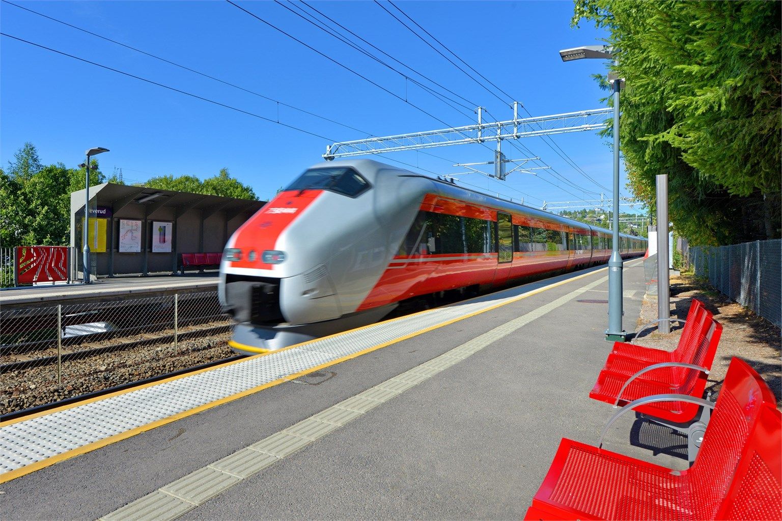 Gangavstand til Greverud stasjon med god togforbindelse mot syd og nord - ca. 26 minutter til Oslo S