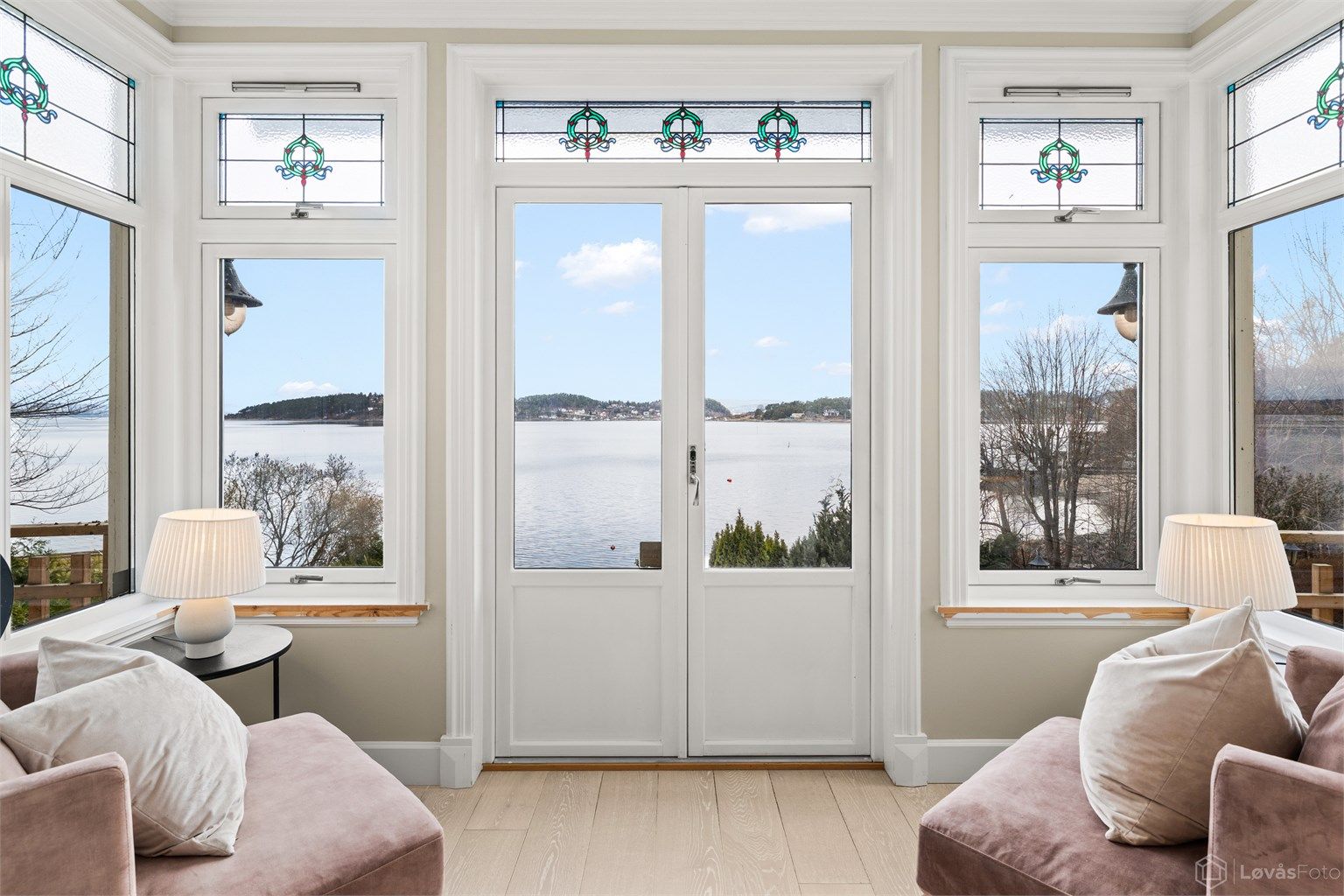 Fantastisk utsikt - Eiendommen ligger i første rekke mot sjøen. 