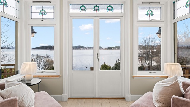 Fantastisk utsikt - Eiendommen ligger i første rekke mot sjøen.