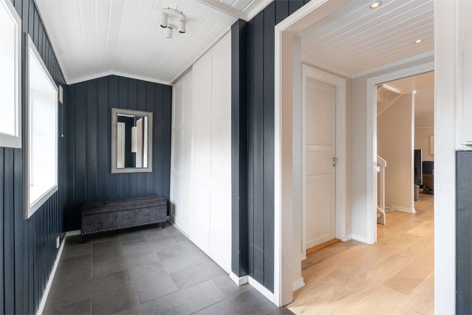 Entréen ønsker velkommen med flislagt gulv og varmekabler. Her er det god plass til garderobeløsninger.