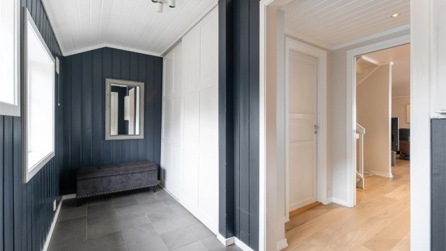 Entréen ønsker velkommen med flislagt gulv og varmekabler. Her er det god plass til garderobeløsninger.