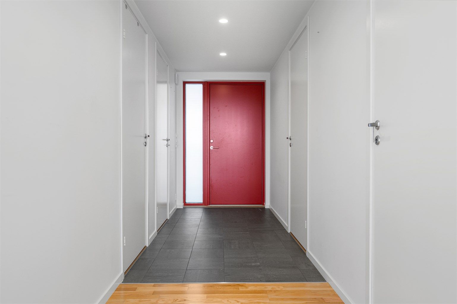 Velkommen inn! Romslig entré med god plass til oppbevaring av yttertøy og sko. 