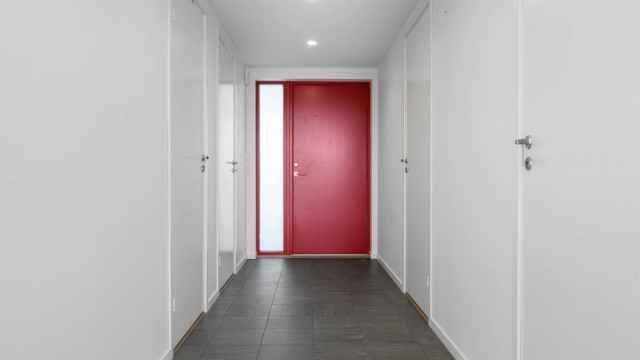 Velkommen inn! Romslig entré med god plass til oppbevaring av yttertøy og sko.