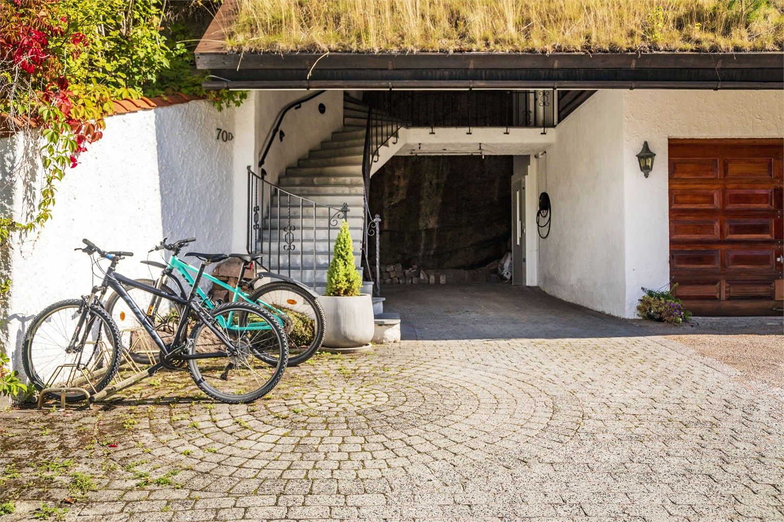 Heisdøren ser du innerst i carporten