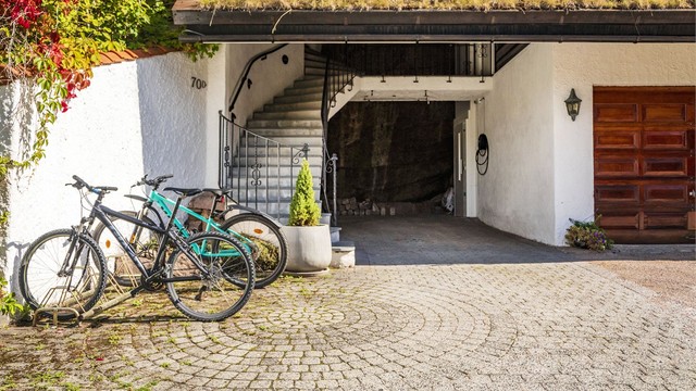 Heisdøren ser du innerst i carporten