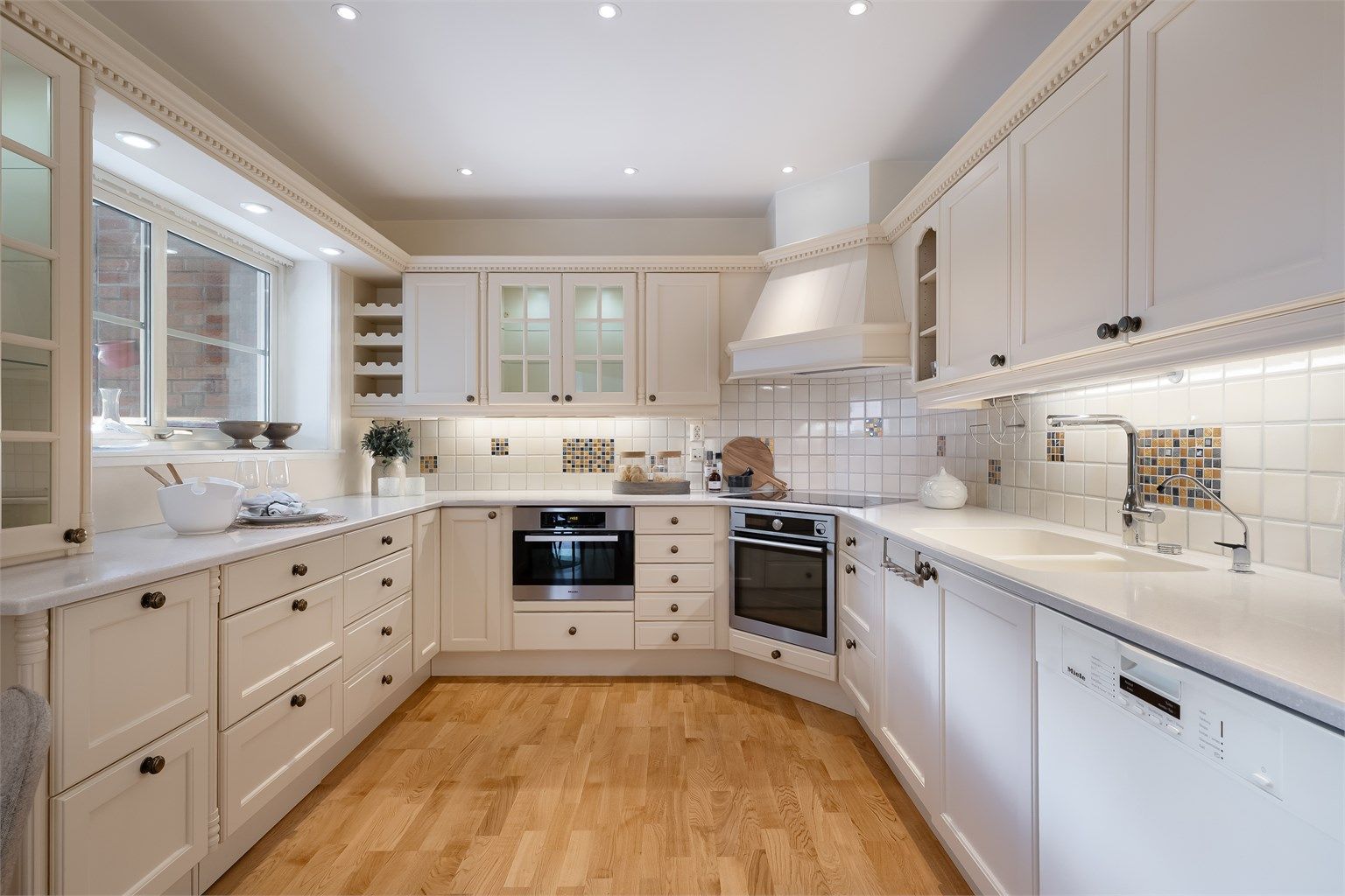 Integrert kjøleskap, platetopp og 2 stekeovner. Den ene med stekeovn, varmluft og damp. Den andre med stekeovn, varmluft og microcontroller. Frittstående oppvaskmaskin.