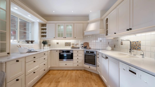 Integrert kjøleskap, platetopp og 2 stekeovner. Den ene med stekeovn, varmluft og damp. Den andre med stekeovn, varmluft og microcontroller. Frittstående oppvaskmaskin.