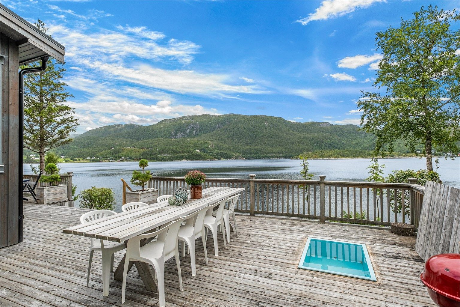God plass til langbord gjør uteområdet velegnet for hyggelige måltider med familie og venner.