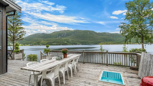 God plass til langbord gjør uteområdet velegnet for hyggelige måltider med familie og venner.