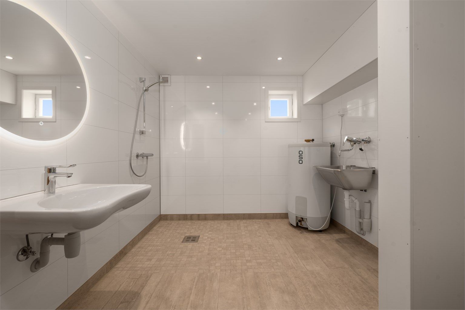 Baderommet i underetasjen ble oppgradert i 2024. Her er det flislagt gulv med gulvvarme og en ny varmtvannsbereder fra 2022.