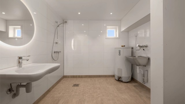 Baderommet i underetasjen ble oppgradert i 2024. Her er det flislagt gulv med gulvvarme og en ny varmtvannsbereder fra 2022.