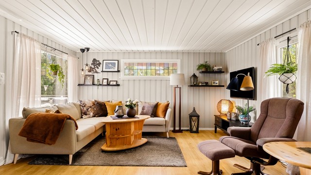 Hytta er lys og delikat innredet med moderne fargevalg. Gulvene består for det meste av laminat og klassisk tregulv.